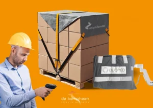 Circulaire verpakkingen: pallet met dozen bedekt met zeil, 'return2sender' label, DUOMED medisch product, barcodescanner en logo 'de kemphaan – STERK IN MAATWERK'